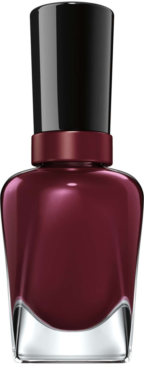 En mörkröd nagellackflaska med svart lock, glänsande och elegant. Den står upprätt mot en vit bakgrund.