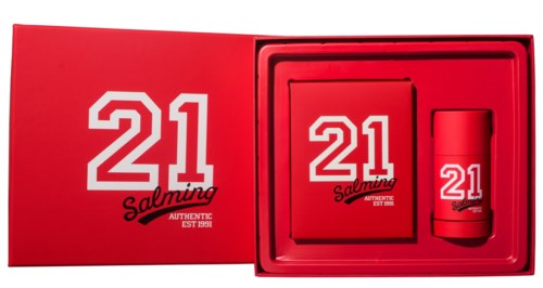 En röd presentförpackning med en stor '21'-logga, en anteckningsbok och en mugg. Setet har ett sportigt tema.