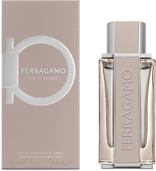 Ferragamo Bright Leather parfyme sett med eske og klar glassflaske. Flasken har et beiget label og lokk.