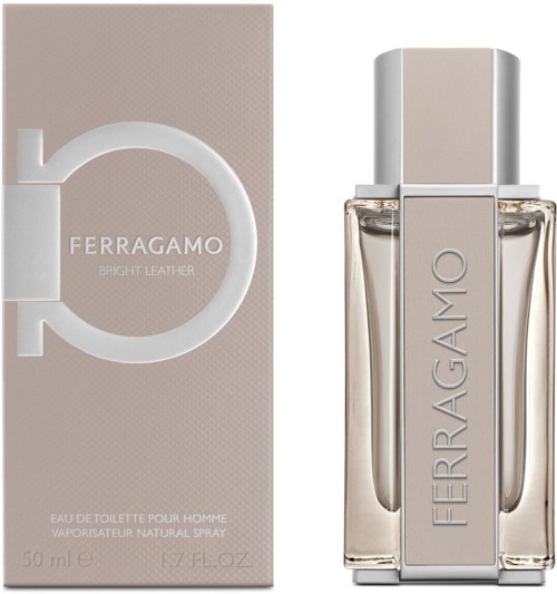 Ein Parfümflasche mit beige- und silbernem Design, beschriftet ‚Ferragamo Bright Leather,' steht neben seiner Verpackung.