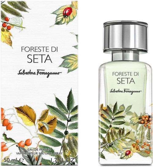 Ein Parfümflasche und eine Schachtel mit Blättern und Beeren, bezeichnet 'Foreste di Seta' von Salvatore Ferragamo.