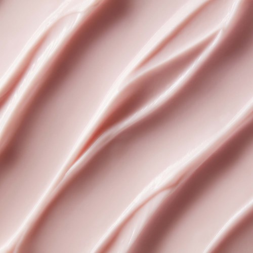 Närbild av mjukt, rosa tyg med lugna veck och slät yta.