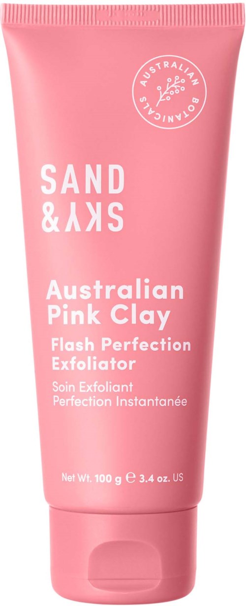 En rosa tube merket 'Sand & Sky Australian Pink Clay'. Det er en skrubb for huden. Bobler og produktdetaljer er på tuben.