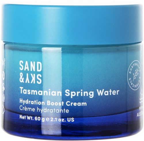 En blå krukke merket 'Tasmanian Spring Water Hydration Boost Cream' fra Sand & Sky.