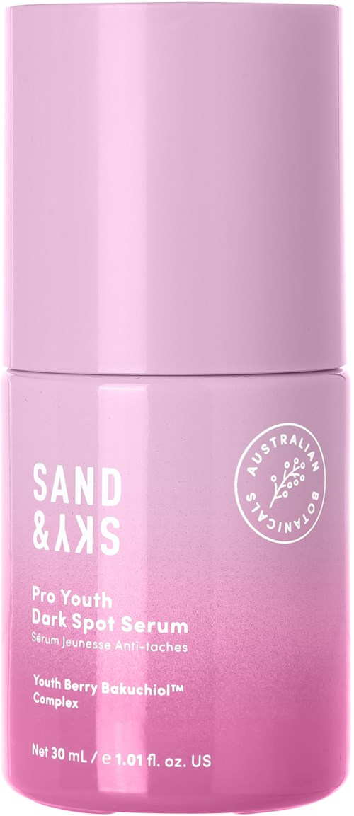 Rosa flaska märkt Sand & Sky, innehåller Pro Youth Dark Spot Serum med Youth Berry Bakuchiol. Australien-logotyp ingår.