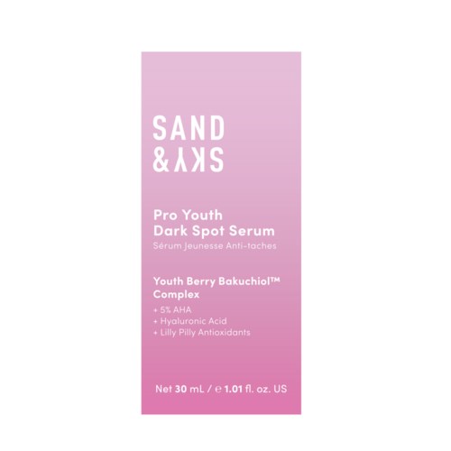 En rosa etikett för en hudvårdsprodukt som heter Sand & Sky, nämner ingredienser och fördelar för ungdomlig hud.