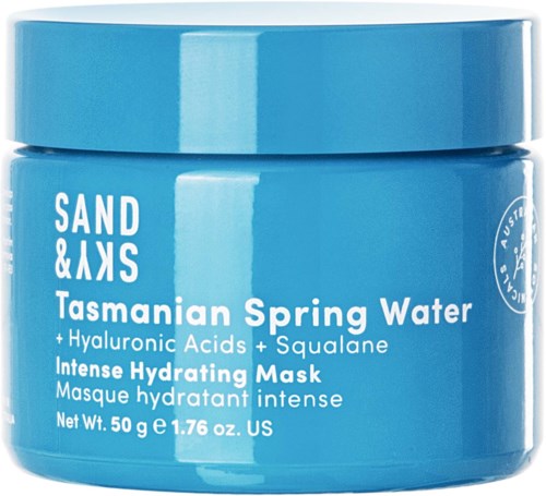 Blå krukke med hvit tekst som reklamerer Tasmanian Spring Water og hudpleieingredienser, med fokus på hydrering og ansiktsmaske.