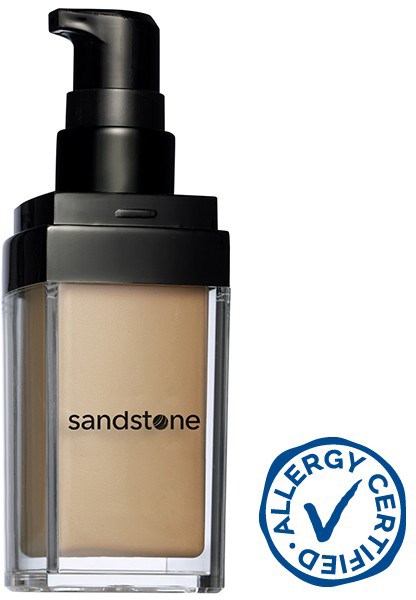 En flaska med foundation med pump, märkt 'sandstone', och ett allergi-certifieringsmärke.