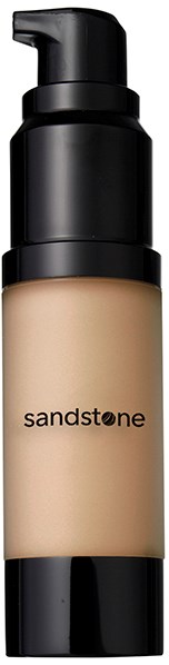 En beige flytande foundation i en flaska med pump. Etiketten säger "sandstone" och korken är svart.