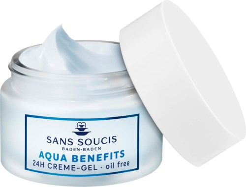 Een pot huidcrème met de label 'Aqua Benefits', open met crème zichtbaar, en een wit deksel rust tegen de pot.