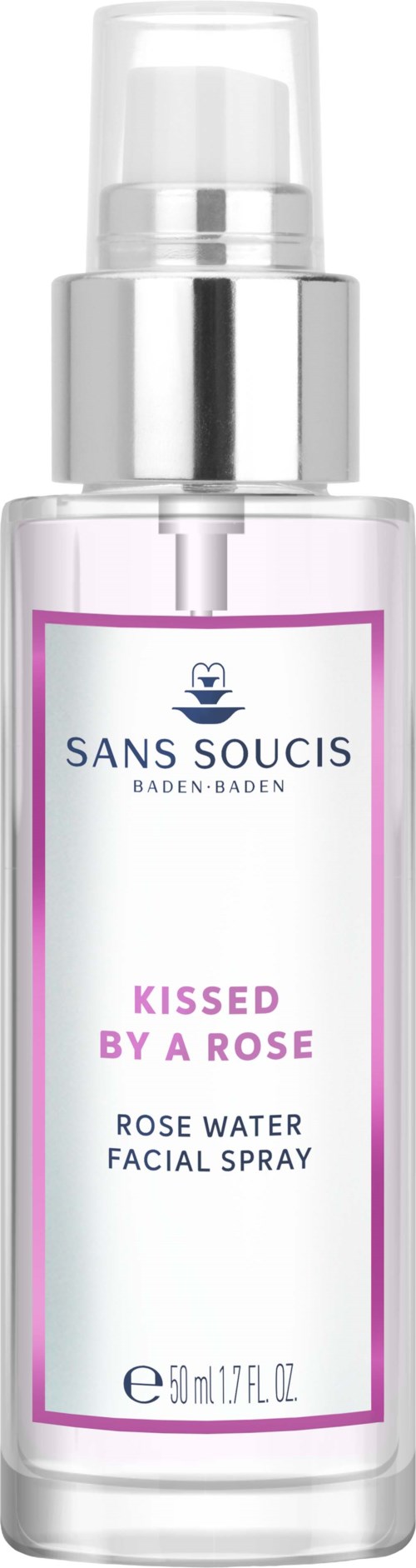 Tydlig flaska med lila ram, märkt 'Kissed by a Rose' ansiktsspray, innehåller rosvatten.