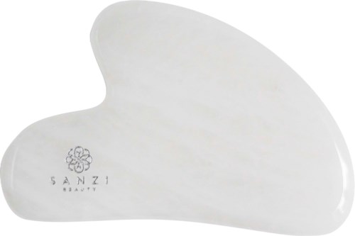 En vit skönhetssvamp med Sanzí Beauty-logotypen och blomdesign i hörnet.
