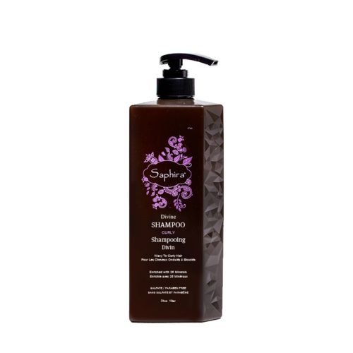 En brun flaska med pump, märkt 'Saphira Divine Shampoo Curl.' Den är för lockigt hår och har dekorativa lila blad.