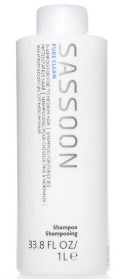 Een lange witte fles met SASSOON-shampoo, met blauwe en zwarte tekst, voor het wassen van haar. Het heeft een witte dop.