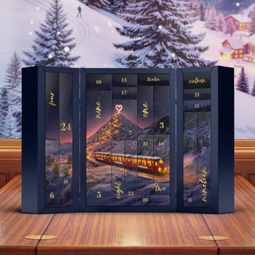 En julekalender formet som et tog med 24 nummererte luker, satt mot et snødekt vinterlandskap.