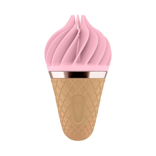 En myk rosa iskrem i kjeks med en skinnende stripe rundt toppen.