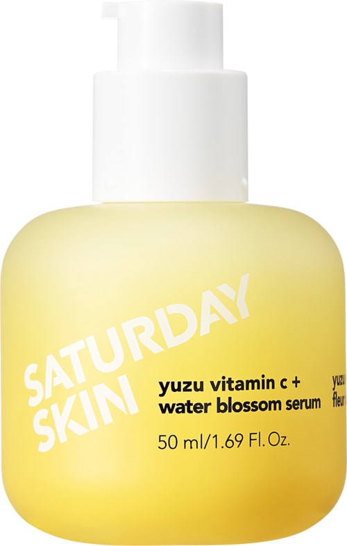 En gul flaska med vit lock, märkt Saturday Skin yuzu vitamin C och vattenblomsträser, 50 ml.