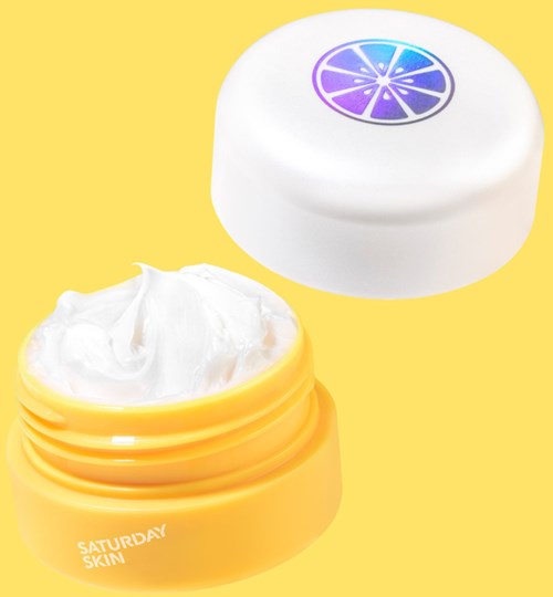 Gul behållare med vit kräm, lock med lila citronklysa, märkt 'Saturday Skin'.