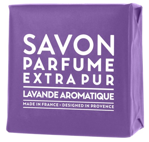 Lila tvålpåse med vit text som säger lavendeldoft extra ren, tillverkad i Frankrike, designad i Provence.