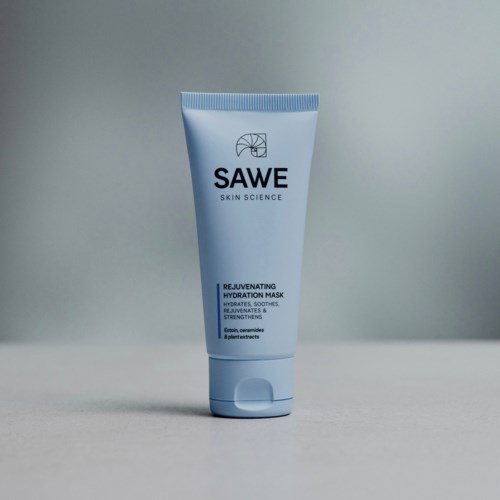 En blå tube med SAWE Skin Science Hydration Mask på en enkel overflate.