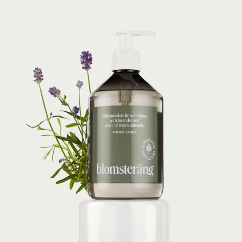 En tydlig handtvålflaska med lavendel bredvid, märkt "blomsteräng."