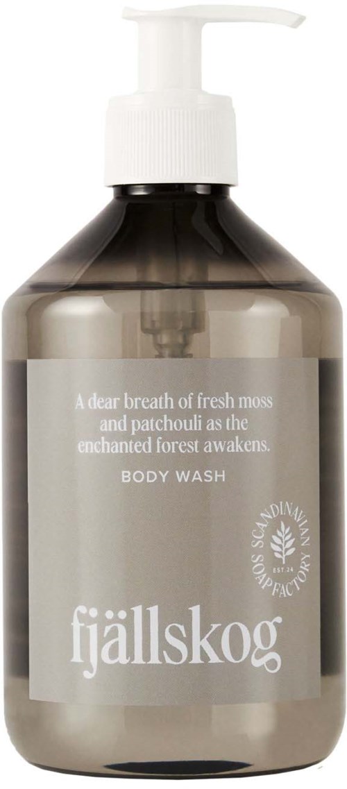 Een donkerkleurige fles met pomp, label 'fjällskog' voor bodywash, beschrijft frisse mos en patchouli geur.
