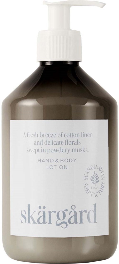 Eine braune Lotion-Flasche mit Pumpe, beschriftet 'skärgård' und beschreibt einen Duft aus Baumwolle und Blumen.