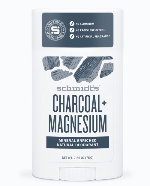 En vit deodorantstiftbehållare med en etikett som säger att den innehåller kol och magnesium, utan aluminium, propylenglykol eller konstgjord doft.