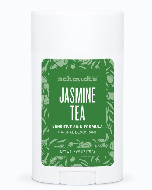 En hvit deostick med grønn etikett som sier Schmidts Jasmine Tea for sensitiv hud.