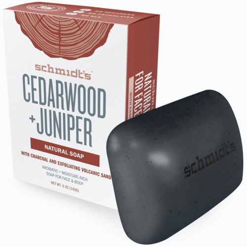 Opakowanie mydła zawierające węgiel i piasek wulkaniczny, pod nazwą Schneider's Cedarwood plus Juniper, w czarnej kostce mydła.