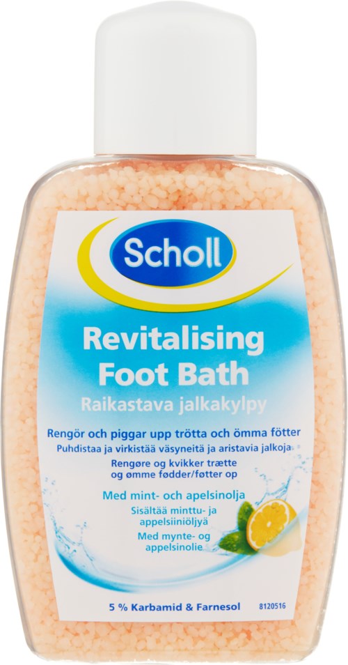 En flaska Scholl Revitalising Foot Bath med citrus- och myntdoft. Det hjälper till att slappna av trötta, ömma fötter.