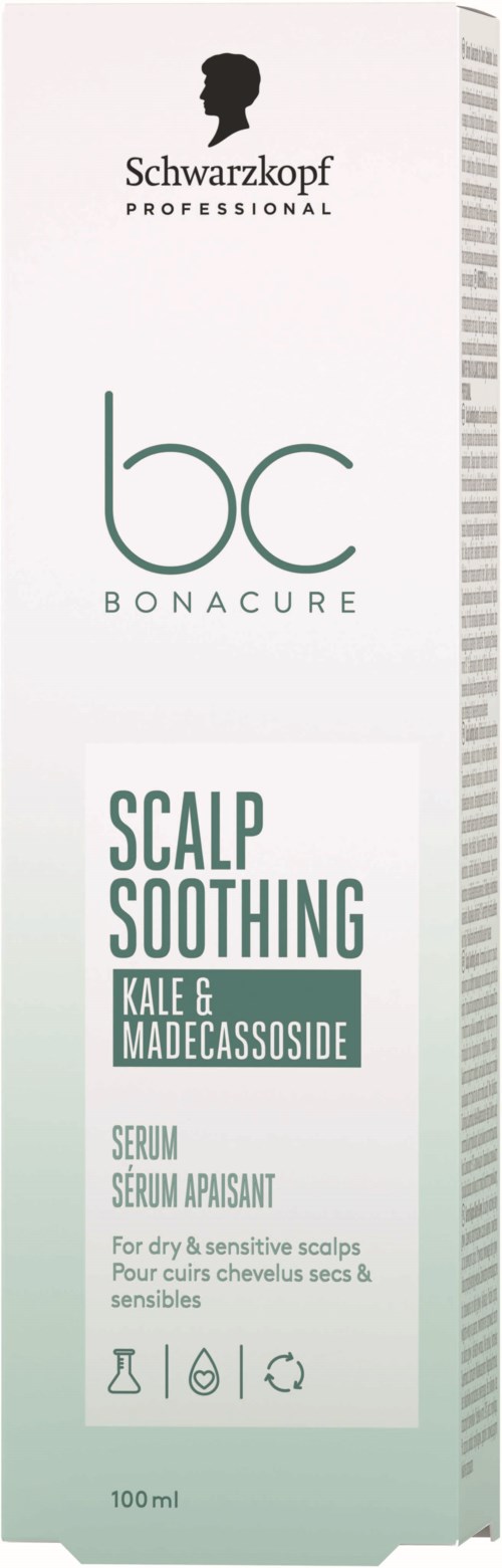 En hvit boks med svart og grønt tekst som beskriver hodebunnsberoligende serum med kale og madecassoside for følsom hodebunn.