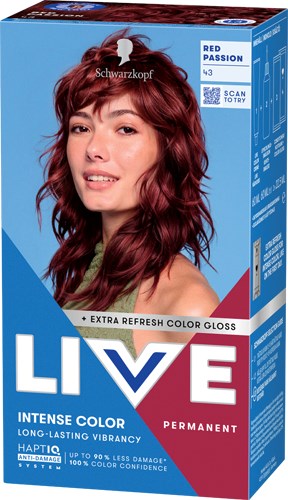 En kvinna med vågigt rött hår och ett lätt leende, håller i en hårfärgningsbox märkt LIVE permanent.