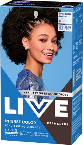 Een jonge vrouw met krullend haar glimlacht naast een blauwe doos met permanente haarkleur.
