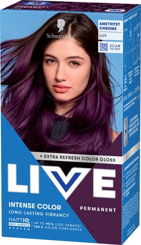 En kvinde med langt, lilla og brunt hår viser hårfarvepakken mærket 'LIVE' og 'Amethyst Chrome.'