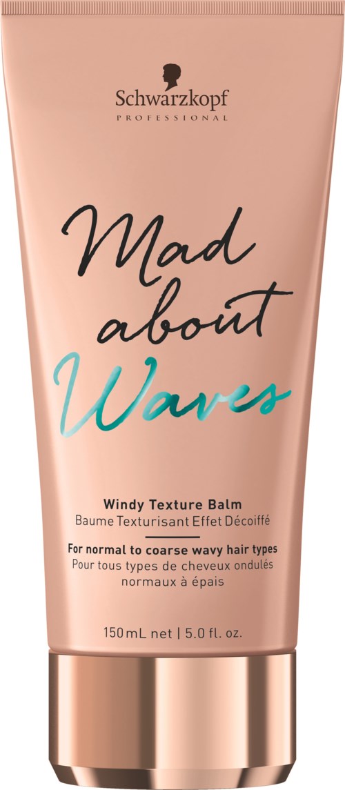 En rosa tube med Schwarzkopf Windy Texture Balm for bølget hår, med svart og blå tekst og en skinnende lokk.