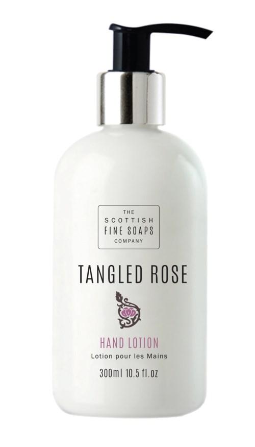Biała butelka z dozownikiem, oznaczona 'Tangled Rose Hand Lotion'. Zawiera lotion do rąk, 300ml.