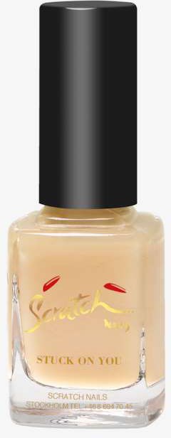 En beige neglelakk i en klar flaske med svart hette og gulltekst. Den står "Scratch Nails Stuck on You."