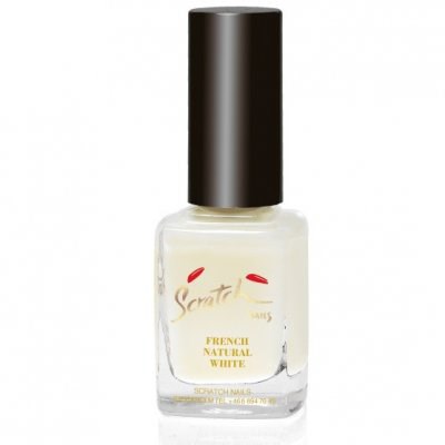 En liten flaska med vit nagellack och svart lock, märkt 'French Natural White' för naglar.