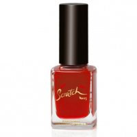 Eine rote Nagellackflasche mit schwarzem Deckel und rotem Etikett, beschriftet 'Scratch'.