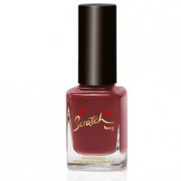 Rosa Nagellack in einer transparenten Flasche mit schwarzem Deckel. Markenname 'Scarlett' auf der Flasche.