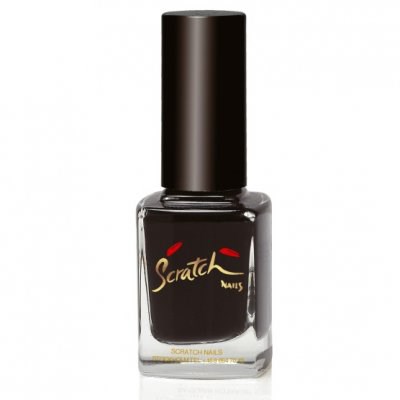Eine Flasche schwarzen Nagellacks mit goldener und roter Schrift, die "Scratch" und "Nails" liest.
