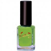 Eine kleine grüne Nagellackflasche mit schwarzem Deckel und rotem und gelbem Text auf der Vorderseite.
