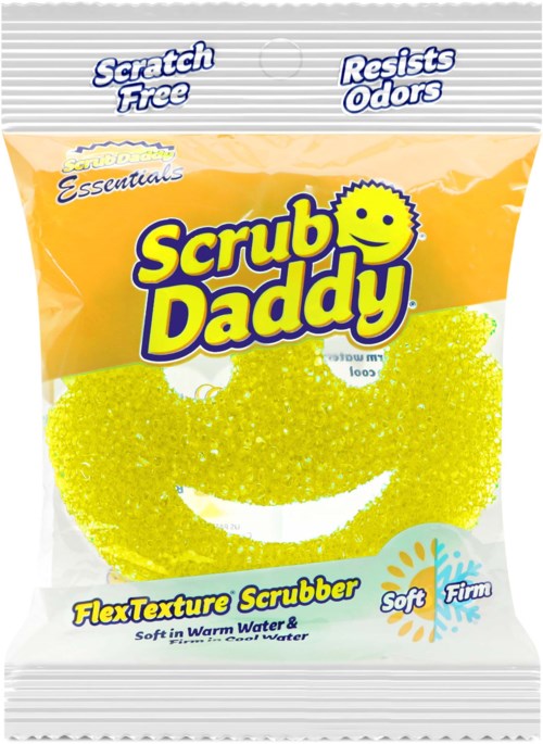 Keltainen puhdistuslelut, jolla on hymyilevä kasvot, pakkauksessa "Scrub Daddy" siivoukseen.