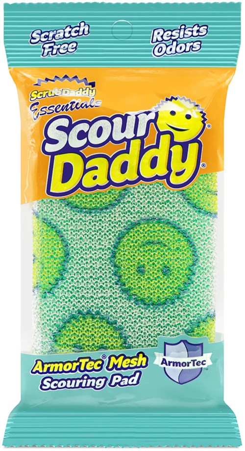 Värikäs pakkaus mainostaa Scour Daddyä, naarmuuntumatonta ja hajua vastaan kestävää harjaa, jossa on verkkoharja.