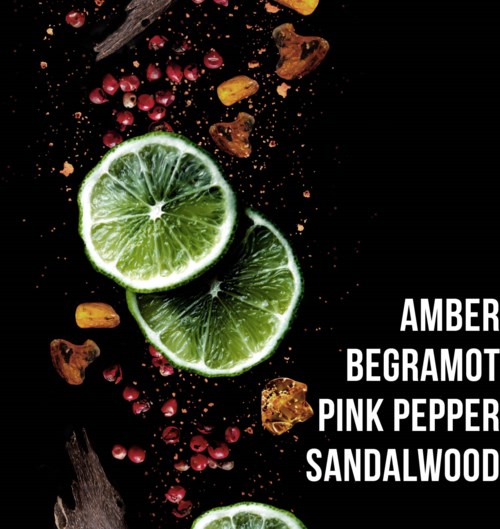 Limeskiver med krydderier som pepper og Sandalwood spredt på en svart bakgrunn.