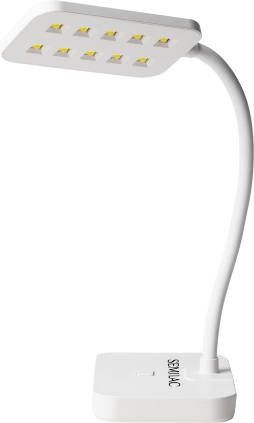En hvid LED-arbejdslampe med fleksibel hals og et rektangulært lyshoved, står på en hvid base.