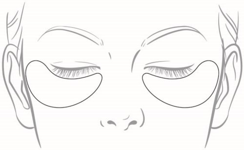En person med øyepakker eller masker, øynene lukket, ansikt rolig.