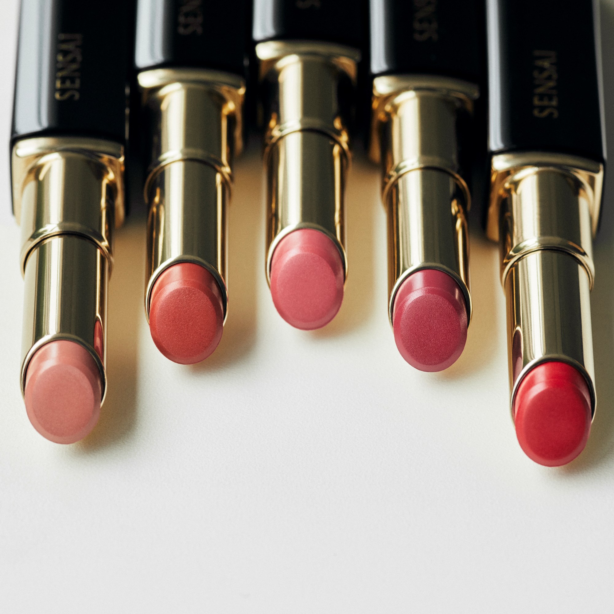 Sensai Contouring Lipstick Refill 04 Neutral Red (obrázok 4)