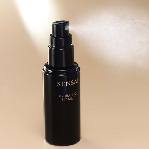 En sort flaske med spray, mærket 'Sensai Hydrating Fix Mist'.